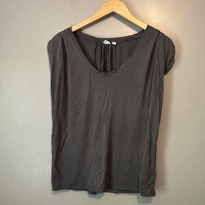 Gap short sleeve scoop neck Tshirt